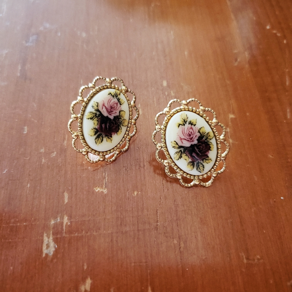 Vintage gold/cream floral post earrings